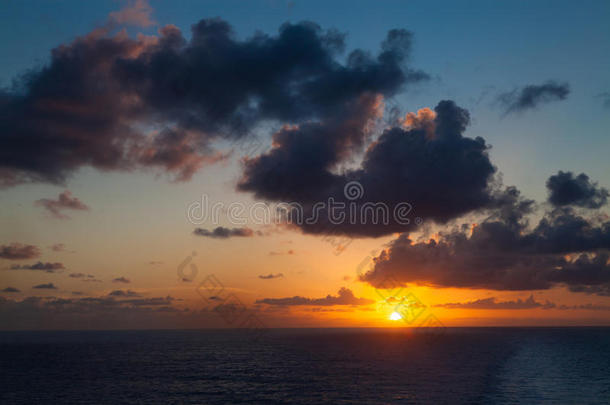场面富丽的日落采用指已提到的人加勒比海