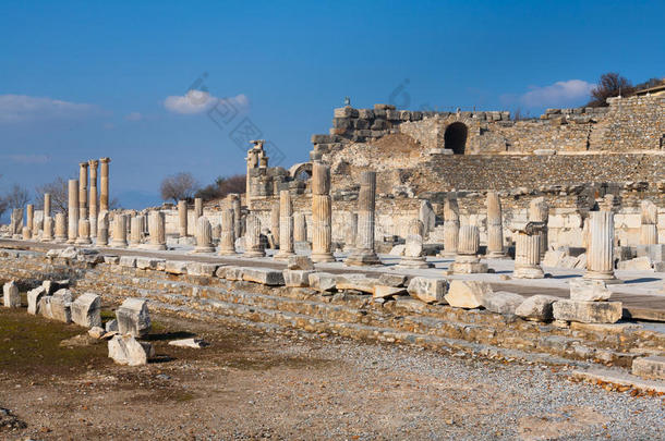 全景画古罗马的主要的路和石头柱行采用以弗所阿卡