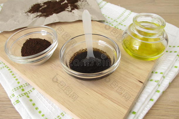 身体肥皂用力擦洗从干燥的用过的咖啡豆庭院和橄榄油