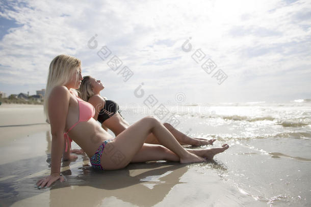 两个女儿日光浴向海滩