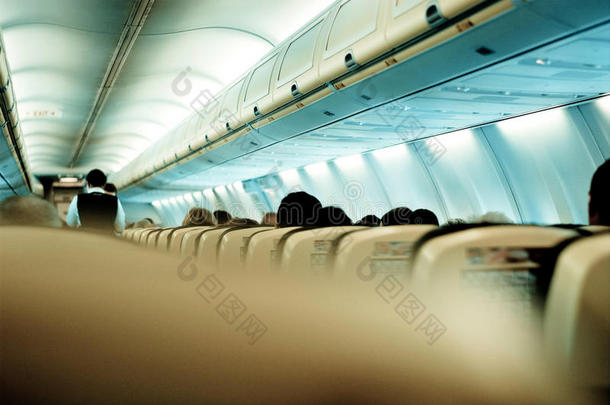 乘客是问向拿席位和系牢他们的席位腰带
