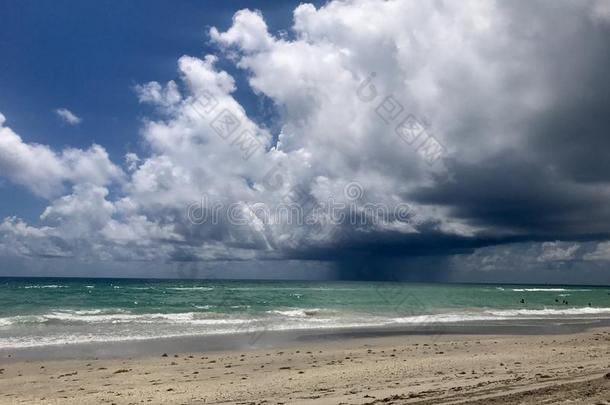 海滩暴风雨