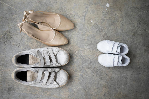 父亲鞋子,儿子鞋子和母亲金高的脚后跟鞋子