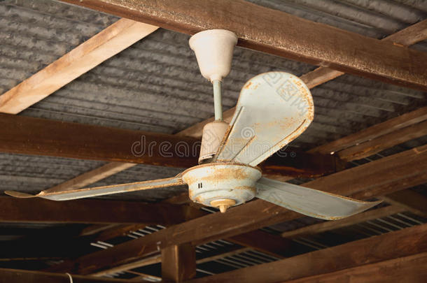 电的天花板扇子,老的生锈的天花板扇子向生锈的