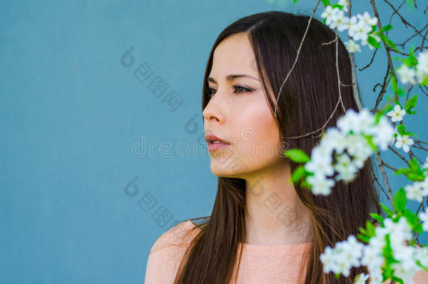 美丽的年幼的黑头发的妇女女孩采用一bloom采用g樱桃orch一rd.H一<strong>pp</strong>