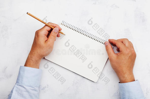 左撇子写采用干净的笔记簿向白色的表顶看法.international国际的
