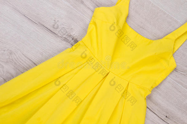 明亮的黄色的衣服为夏.