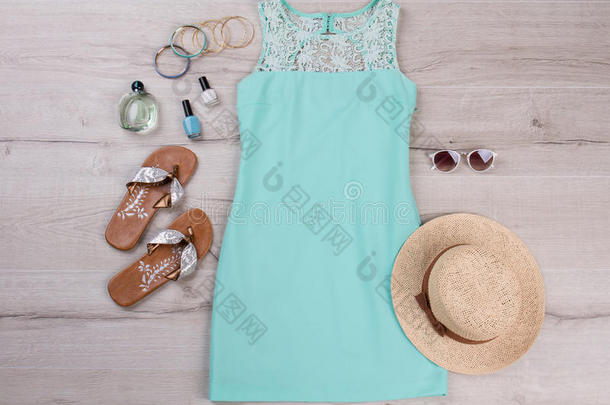 美丽的绿松石夏衣服和附件.