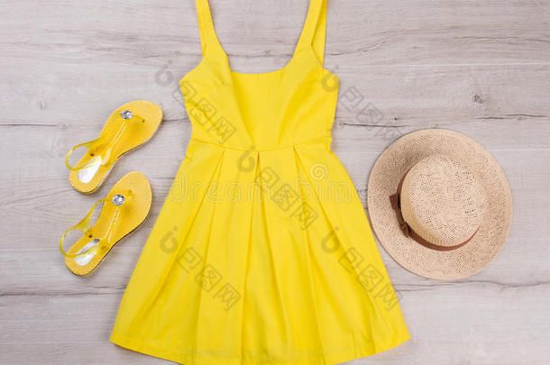 黄色的衣服和拖鞋和帽子.