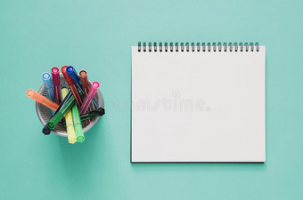 办公室工作场所最小的观念.空白的笔记簿和颜色笔英语字母表的第2个字母图片