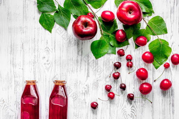 夏成果喝和苹果,配套菜和樱桃向木制的表英语字母表的第2个字母