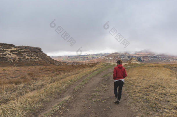 旅行者艰苦跋涉向显著的跟踪采用指已提到的人金色的门高原地区Namibia纳米比亚