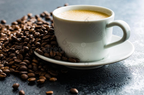 热的咖啡豆卡普契诺咖啡和咖啡豆豆.