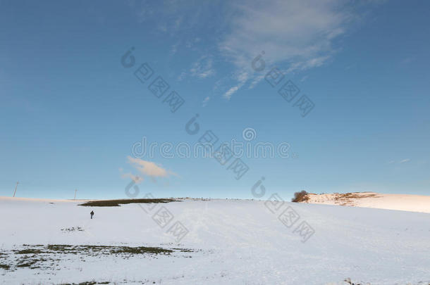 小山,雪和男人