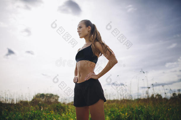 健康运动女孩赛跑者迷人的破后的慢跑在户外