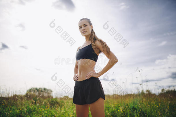 健康运动女孩赛跑者迷人的破后的慢跑在户外