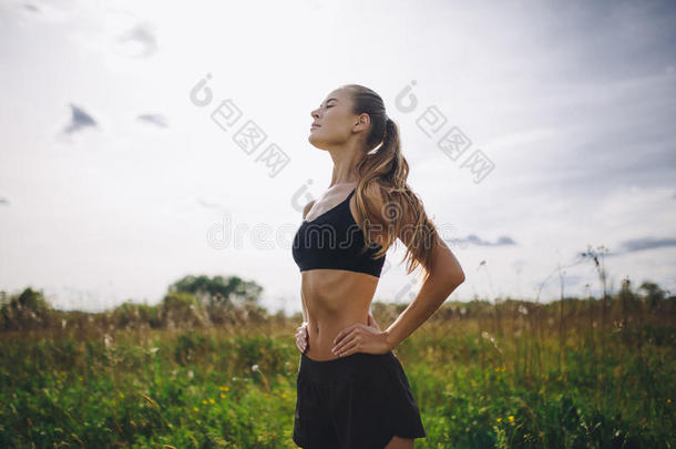 健康运动女孩赛跑者迷人的破后的慢跑在户外