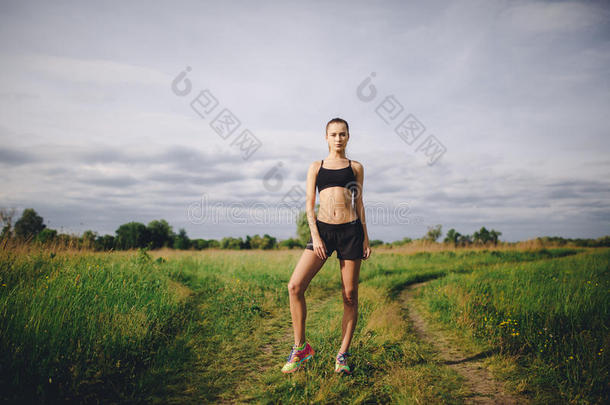 健康运动女孩赛跑者迷人的破后的慢跑在户外