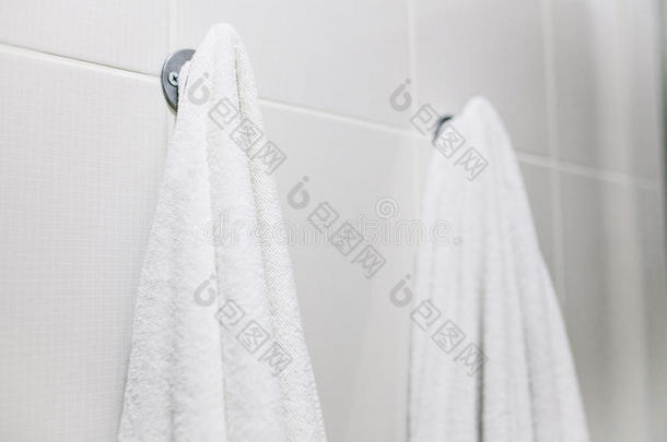 白色的毛巾悬挂向指已提到的人墙采用指已提到的人浴室.Cleanl采用ess,给看