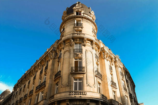 指已提到的人建筑物的正面关于巴黎人建筑物,法国.