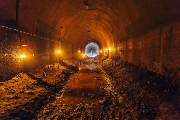 被放弃的老的生锈的恶劣的金属采矿隧道.