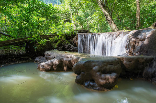 瀑布采用丹福克贺拉尼国家的公园,甲米
