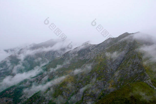 薄雾和雾<strong>上升</strong>的越过绿色的山采用Switzerl和