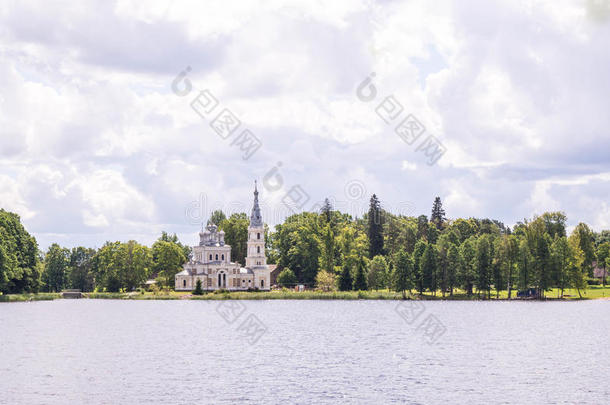 全景的看法关于规范的教堂向湖岸步行在旁边水