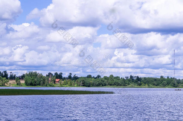 全景的看法关于湖岸步行在旁边水