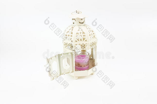 装饰白色的金属灯笼例和玻璃关于富有色彩的蜡烛