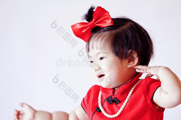 幸福的中国人小的婴儿采用红色的旗袍aux.用以构成完成式及完成式的不定式乐趣