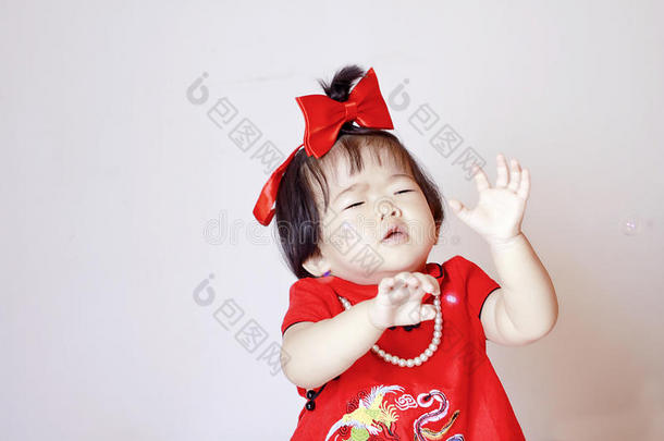 中国人小的婴儿采用红色的旗袍sca红色的在旁边肥皂泡
