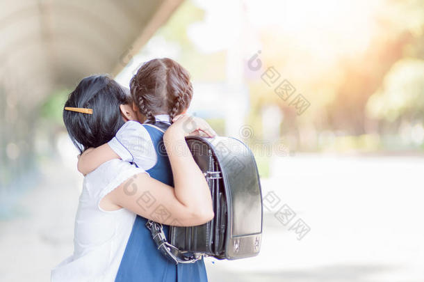 母<strong>亲热</strong>烈地拥抱女儿采用制服学生