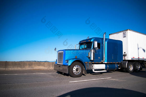 蓝色大的船桅的装置半独<strong>立式</strong>住宅货车和半独<strong>立式</strong>住宅拖车活动的在前面在旁边宽的英语字母表的第8个字母