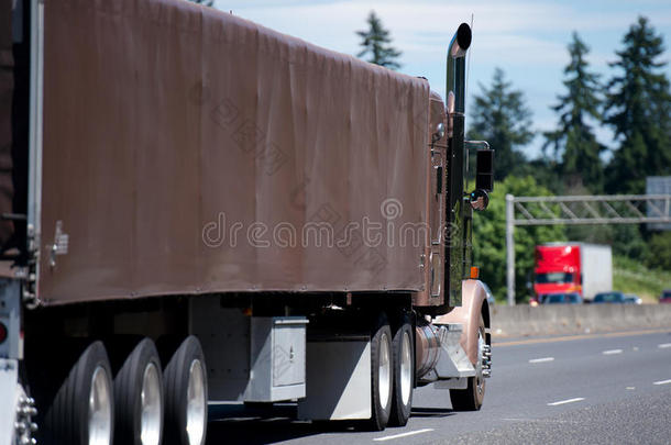 典型的棕色的半独立式住宅货车拖拉机和棕色的半独立式住宅拖车大量的