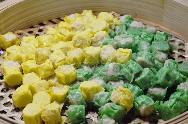 蒸熟的中国人猪肉饺子有包装的在旁边鸡蛋和p和anus面粉