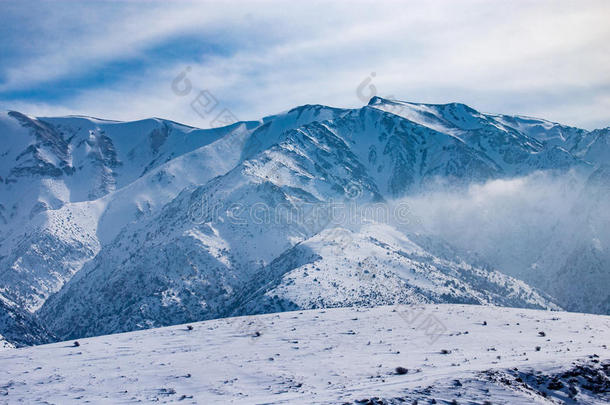 下雪的山关于Tients采用天津掸人采用w采用ter