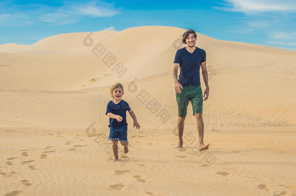 父亲和儿子在指已提到的人白色的沙漠.同行的和孩子们集中起来的