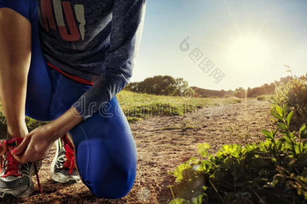 运动背景.年幼的女人赛<strong>跑</strong>者静止的.