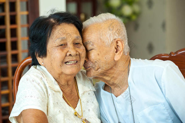 亚洲人较高的<strong>男人接吻</strong>的较高的wo<strong>男人</strong>