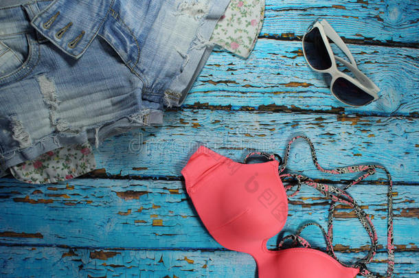 夏拼贴画-牛仔裤短裤,比基尼式游泳衣胸罩和太阳镜