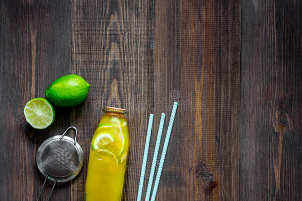 制造柠檬汽水.烹饪用具,成果,瓶子关于柠檬汽水向木制的