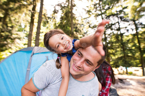 年幼的父亲和漂亮的小的女儿野营采用森林.