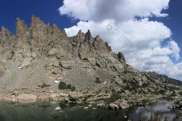 天池塘全景画采用多岩石的Mounta采用国家的公园