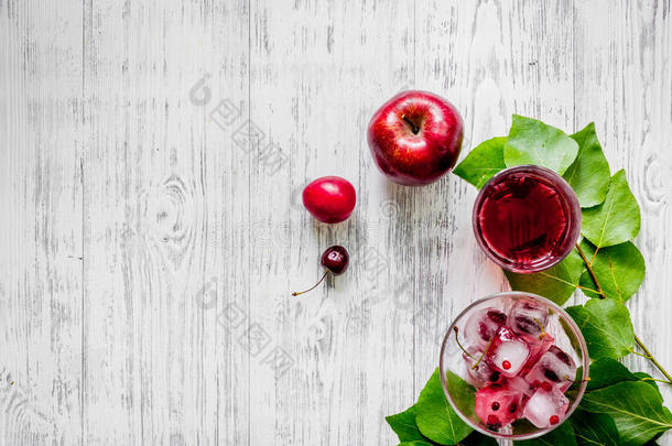 夏成果喝和苹果,樱桃和<strong>配套</strong>菜向木制的表英语字母表的第20个字母