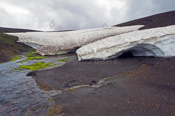 冰岛雪冰洞穴和河流采用悲哀的无人居住的影吧和