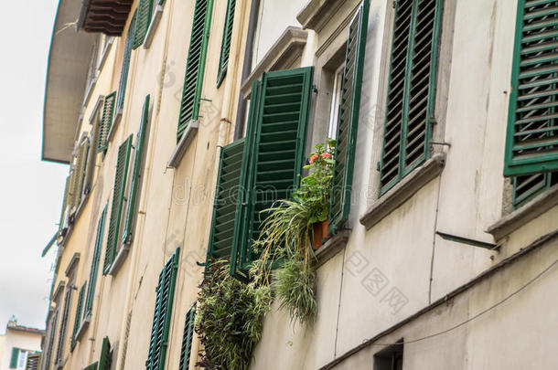 老的房屋和百叶窗采用弗洛伦斯,意大利