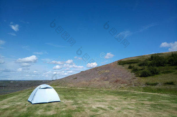 野营帐篷向指已提到的人小山,冰岛.