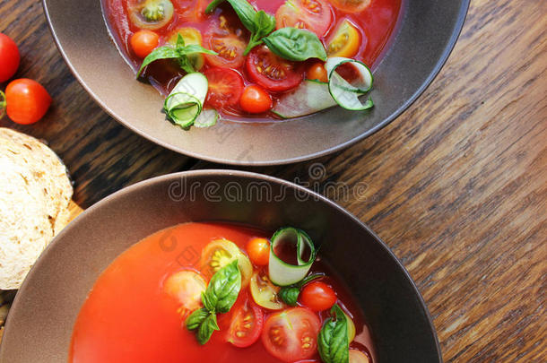 自家制的西班牙凉菜番茄汤采用棕色的碗.健康的eat采用g集中起来的