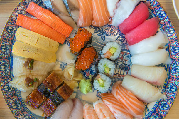 鲑<strong>鱼生</strong>的<strong>生鱼</strong>片寿司和虾向盘子,日本人食物